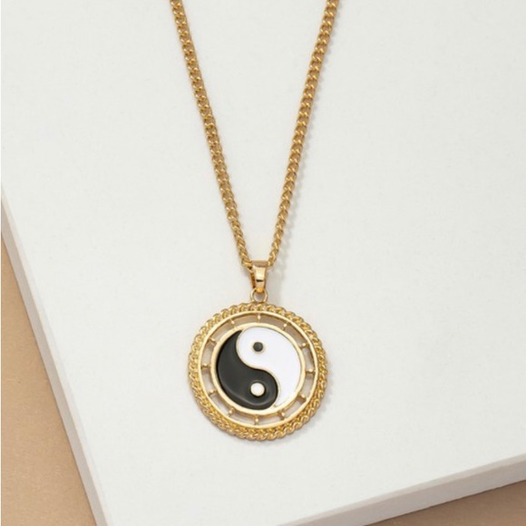 Yin yang circle disk pendant necklace - Picture 4 of 5